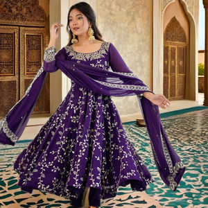 Elegante Conjunto de Kurta Anarkali con Falda Acampanada y Dupatta - Product Image 2