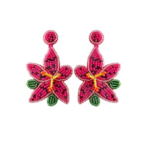 Pendientes Bordados con Cuentas de Semillas, Diseño Floral, Hechos a Mano en India, para Mujeres y Niñas - Product Image 1