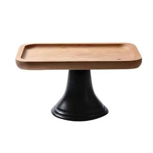 Support à gâteau rond en bois fait main avec base côtelée, finition naturelle - Product Image 2