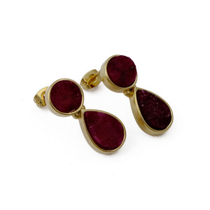 Boucles d'oreilles en pierres précieuses brutes de rubis naturels - Boucles d'oreilles rondes en forme de larme plaquées or faites à la main - Bijoux minimalistes, cadeau pour femmes R - Product Image 1