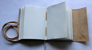 Diario de cuero genuino de búfalo con encuadernación cosida de tapa dura, curtido naturalmente y estuche para bolígrafo a juego. - Product Image 4