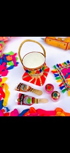 El festivo conjunto de cubos artesanales para Holi Pooja trae alegría a tus celebraciones con colores vibrantes y encanto artesanal. - Product Image 3
