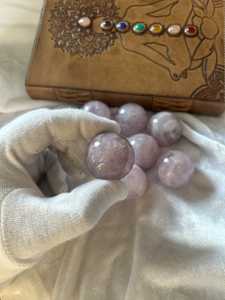 Sphères de guérison en forme de tour de cristal d'améthyste naturelle Boules de pierre d'énergie Reiki traditionnelles faites à la main respectueuses de l'environnement Méditation Feng - Product Image 2