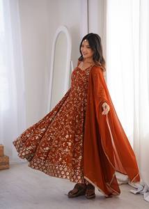 Ensemble Anarkali en Chiffon de Soie Marron Élégant Brodé de Fleurs avec Dupatta en Tulle et Robe à Manches Longues pour Mariage et Fêtes - Product Image 3
