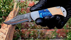 Couteau pliant artisanal en acier Damas cuivré avec manche en bois - OEM/ODM/Vente en gros - Couteau de survie personnalisable pour le camping, la chasse et les activités de plein air - Product Image 2