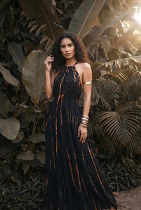 เดรสยาวทรงปล่อยชายสีน้ำเงินกรมท่าสไตล์โบฮีเมียนสำหรับผู้หญิง ผ้าเรยอน ย้อมสีแบบไทได คอวี แขนกุด เหมาะสำหรับวันหยุดพักผ่อน สวมใส่สบายๆ - Product Image 2