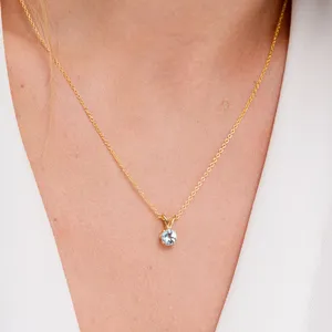 จี้ห้อยคอประดับพลอยประจำเดือนเกิด งานแฮนด์เมดคุณภาพสูง ทองคำแท้ 14K พลอยอะความารีนทรงกลมธรรมชาติ แบบ V-Bale ประดับเพชรเม็ดเดี่ยว 4 กรงเล็บ - Product Image 5