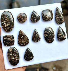 พลอยอาเกตธรรมชาติ MAHNAJ GEMS รูปทรงหลวมแบบคาโบชอง รูปทรงผสม วงรี หยดน้ำ รูปทรงหยดน้ำตา สีน้ำตาล เบจ ดำ มีลายเส้นสีสันสวยงาม - Product Image 2