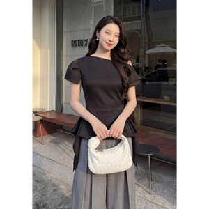 เสื้อเบลาส์ผู้หญิงแบบไหล่เดียว แต่งระบาย ดีไซน์ไม่สมมาตร สีดำล้วน แขนสั้นทรงแคป สไตล์หรูหราลำลอง เหมาะสำหรับใส่ทำงาน ทรงเปปลัม ผ้าโพลีเอสเตอร์ทอ ยี่ห้อ LUMI - Product Image 3