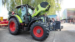 Nouveau tracteur CLAAS Axion 930 Cebis C-Matic pour l'agriculture moderne, moteur puissant, couple élevé, machines agricoles fiables, prix abordable - Product Image 3