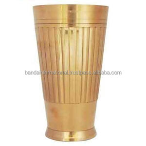 Verre à boire en métal fini polonais et doré avec finition dorée Eau potable en laiton avec doublure Design - Product Image 1