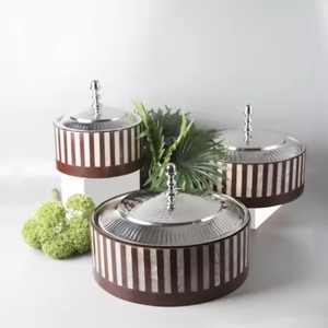Cacerola Redonda Contemporánea de Acero Inoxidable con Exterior Pulido y Tapa para Uso General en Cocinas de Gas e Inducción - Product Image 2