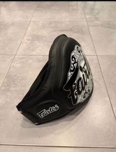 อุปกรณ์ป้องกันร่างกายสำหรับชกมวย แผ่นป้องกันอกแบบกำหนดเอง แผ่นรองท้อง Fairtex อุปกรณ์ป้องกันอกสำหรับกีฬามวย คุณภาพดีที่สุด พร้อมโลโก้แบบกำหนดเอง - Product Image 5