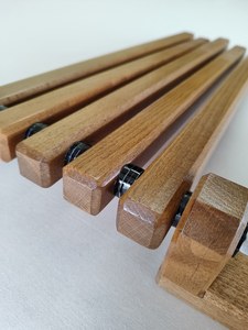 Porte-manteau mural en bois pliable avec barres horizontales pour vêtements et accessoires, idéal pour l'intérieur et le bureau - Product Image 5