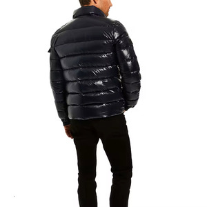 Chaqueta deportiva con diseño de burbujas para hombre que también sirve como chaqueta de invierno elegante y funcional para el frío. - Product Image 2