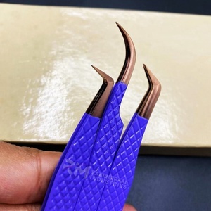 Pinzas para extensión de pestañas con punta de plasma en oro rosa y mango con recubrimiento de polvo morado, de acero inoxidable y empaquetadas en caja de cartón. - Product Image 2