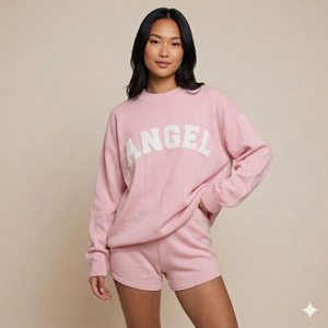 Conjunto de Camiseta de Cuello Alto y Pantalones Cortos para Mujer, Prenda Versátil que Combina con un Concepto de Atuendo de Dos Piezas Equilibrado - Product Image 1