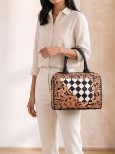 Bolso de Hombro de Cuero Genuino Hecho a Mano con Diseño de Rejilla de Diamantes Moderna, Forma Boston, con Dos Cierres y Correa de Hombro, Adornado con Pedrería para Mujer - Product Image 5