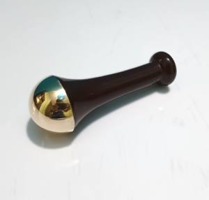 Varita Kansa Hecha a Mano para Masaje Facial, Herramienta Ayurvédica de Bronce con Función Reafirmante de la Piel, Hecha en India - Product Image 3