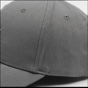 Gorra de Béisbol Gris de 6 Paneles con Logotipo Bordado en el Panel Frontal, Ajustable, Unisex, Informal, de Sarga - Product Image 5