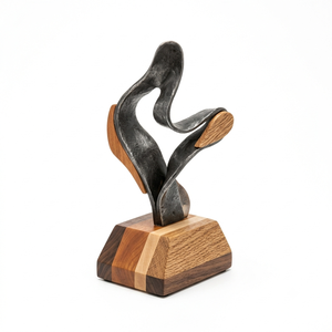 Escultura Abstracta Artesanal de Metal Martillado y Madera, Figura Contemporánea de Hierro Forjado en Espiral, Arte para Mesa - Product Image 1