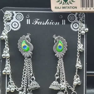 Boucles d'oreilles Jhumka à plusieurs niveaux en argent oxydé avec motif Paisley et plumes de paon, et ensemble de chaîne de cheveux Ghungroo intégré - Product Image 1