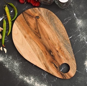 Tabla de Cortar de Madera Duradera, Versátil y Ecológica para Cocinas Modernas - para Preparar, Rebanar y Servir - Product Image 1