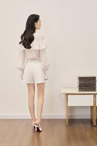 Blusa de mujer holgada, elegante, femenina y suave LACELIA - Blusa de organza con detalle de volantes en capas y cuello redondo KA65 - Product Image 2