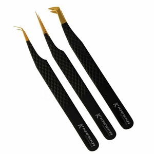 Pinces à cils antidérapantes noires avec motif à points dorés, en acier inoxydable, à pointe en fibre, pour extensions de cils et volume, vente en gros - Product Image 1