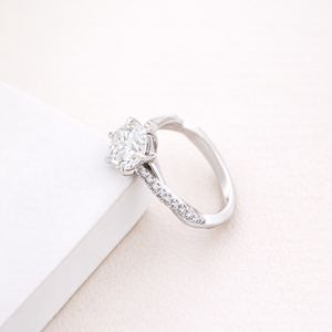 Anillo Solitario de Diamante Cultivado en Laboratorio con Banda Trenzada de Oro Blanco, Rosa y Amarillo de 9K |   Joyería Fina Personalizada con Baño de Rodio Certificado - Product Image 3