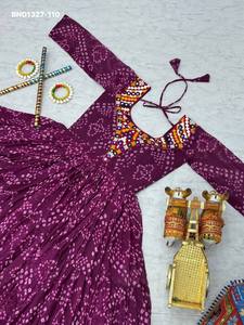 Vestido largo de alta calidad en georgette sintética con estampado Bandhej y Gamthi con trabajo de espejos reales, proveedor de la India. - Product Image 5