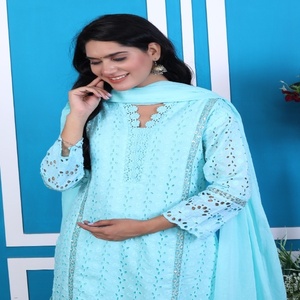 Ensemble Kurta Traditionnel en Coton Bleu Ciel Rafraîchissant pour Femme NIYANI avec Détails Raffinés en Schiffli et Dupatta Fluide pour un Style Ethnique Chic - Product Image 5