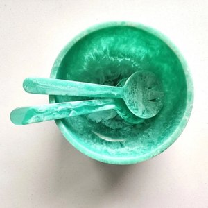 Bol de service en résine époxy de style européen, moderne, luxueux, poli, durable, écologique, personnalisé pour les mariages et les fêtes - Product Image 5