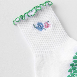 Calcetines tobilleros blancos con logotipo personalizado, diseño floral, ribete verde y suela antideslizante con forma de corazón - Product Image 2
