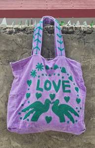 กระเป๋าโท้ทกำมะหยี่สีม่วงสั่งทำขายส่ง พร้อมตัวอักษร LOVE สีเขียว ลายนกพิราบ หัวใจ และลายปักดอกไม้สุดเก๋ - Product Image 3