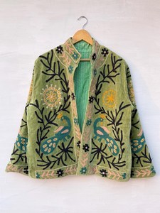 Chaqueta de terciopelo verde salvia con bordado indio de motivos de pavo real, estilo bohemio, corta, hecha a mano, para mujer, estilo Suzani, para invierno. - Product Image 1