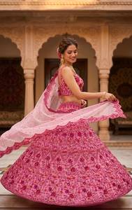 Ensemble de lehenga en tulle avec broderies de sequins, de dori et de zari, accompagné d'un chemisier en tulle et d'un dupatta en tulle, pour mariages et soirées. - Product Image 2
