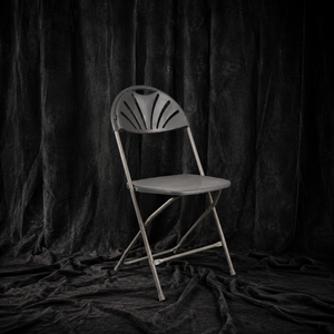 Silla Plegable Gris con Respaldo en Forma de Abanico, Estructura Metálica, Asiento de Plástico, Estilo Moderno, Duradera, Ligera, Portátil, para Eventos Deportivos, Parques - Product Image 1