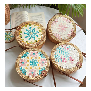 Sac en rotin avec incrustations de nacre, sac à main en osier artisanal pour un style plage élégant, origine Vietnam - Product Image 1