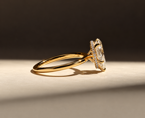 Bague de fiançailles pour femme en or jaune 18 carats avec diamant taille ovale et halo pavé, style luxueux - Product Image 4