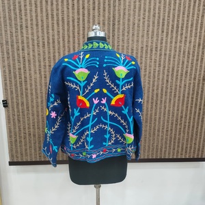 Chaqueta Corta de Mujer con Cuello Mandarín, Bordado Floral a Mano, Tejido de Punto 100% Algodón, Estilo Boho, Invierno - Product Image 3