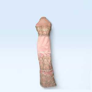 Tela George de Lujo Rosa Intenso con Cuentas y Bordado Floral de Cristal Dorado y Plateado para Bodas y Fiestas Nigerianas - Product Image 3