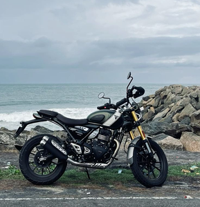Moto TRIUMPH "SCRAMBLER 400 X" avec cadre noir, style sport Scrambler - Product Image 1