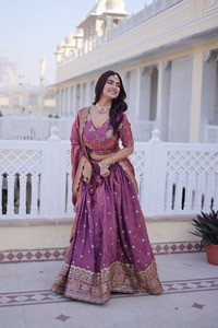 Lehenga Choli indien pakistanais en tissu de soie ethnique, orné de sequins et de broderies Zari, élégant et festif pour mariages et cérémonies. - Product Image 3