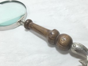 Loupe à main vintage avec manche en bois fait main, design poisson argenté, décoration de bureau, cadeau de luxe - Product Image 2