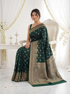 Sari en soie verte AARA Fashion avec bordure dorée Zari, motifs floraux, tenue traditionnelle indienne pour mariage, protection solaire pour femmes - Product Image 2