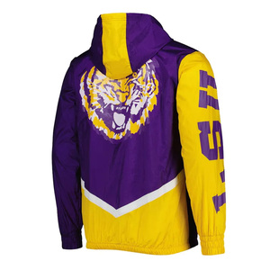 เสื้อแจ็คเก็ตมีฮู้ดกันลมสำหรับผู้ชาย สีม่วงเหลือง ลายทีม LSU Tigers พร้อมซิปปิดและโลโก้ปักด้านหน้า - Product Image 2
