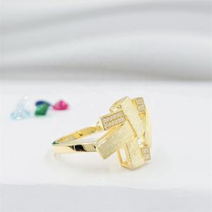 Anillo de Cóctel de Plata de Ley Chapado en Oro de 18K con Zirconia, Diseño Moderno y Grande, Acabado Satinado Mate, Hecho a Medida para Mujer - Product Image 3