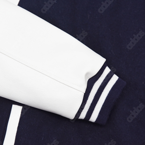 เสื้อแจ็คเก็ตวาร์ซิตี้ผู้ชายแบบมีโลโก้สั่งทำพิเศษ ตัวเสื้อทำจากผ้าขนสัตว์ แขนเสื้อทำจากหนัง PU ปักลายคุณภาพสูง เสื้อแจ็คเก็ตบอมเบอร์สไตล์วิทยาลัย - Product Image 4