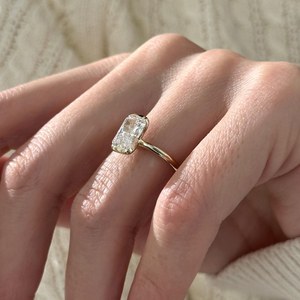 Anillo de Compromiso con Diamante Cultivado en Laboratorio, Corte Radiante Alargado de 3 Quilates, Media Engaste, Oro Amarillo de 14k, Certificado IGI - Product Image 6